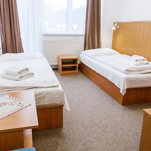 Pokój z dwoma pojedynczymi łóżkami